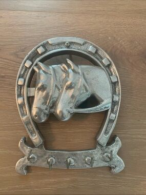 Equestrian metal key holder